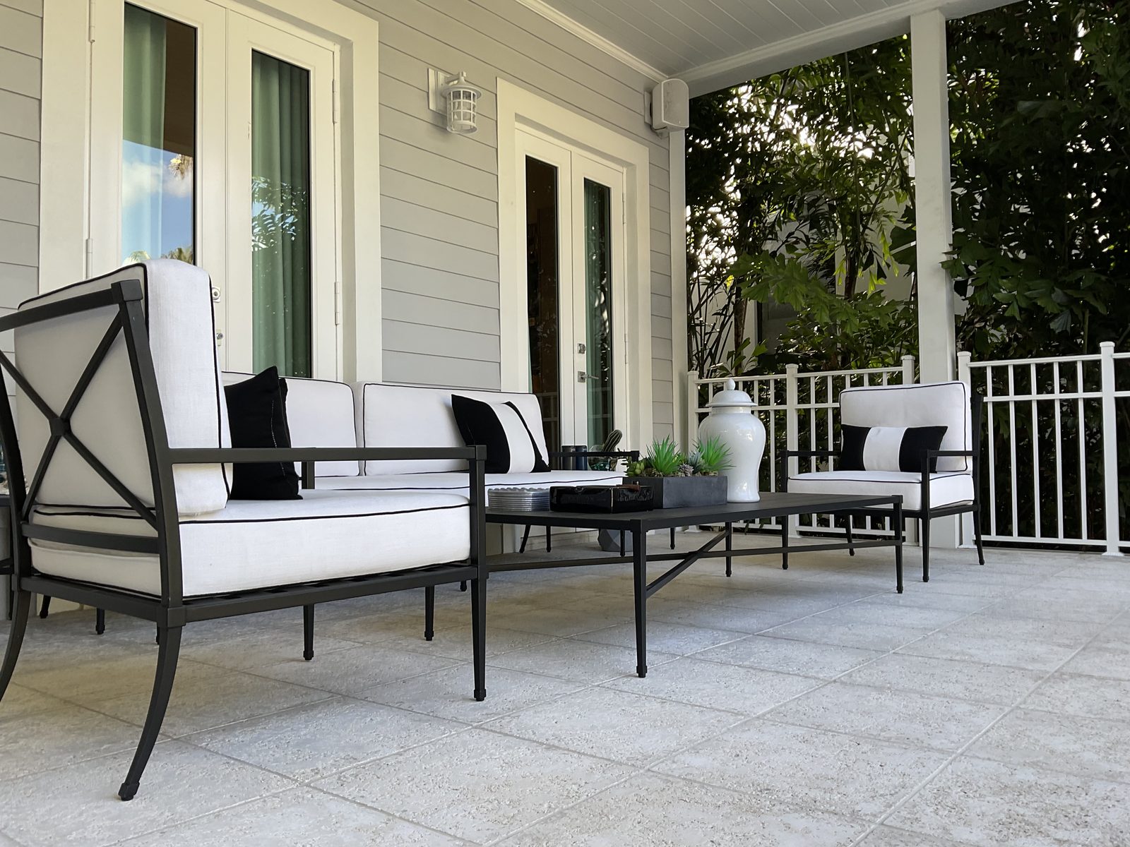 745 NE 77th St, Belle Meade: The covered porch